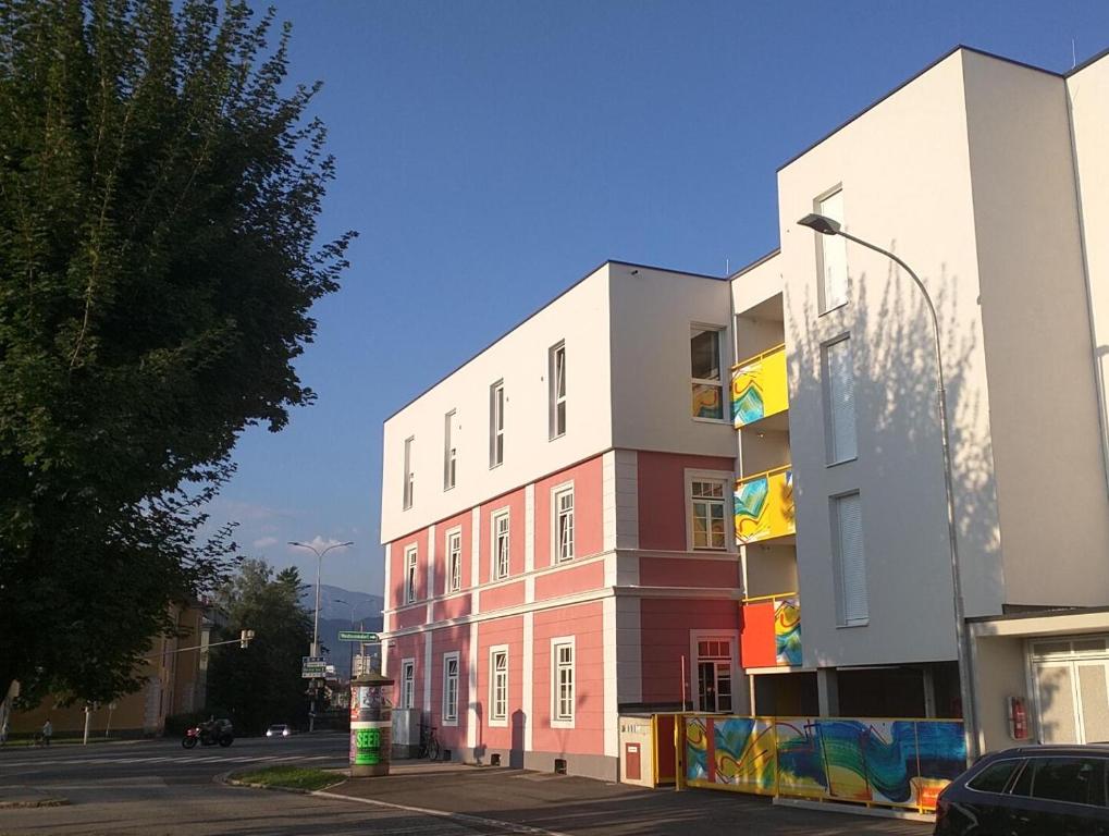 un bâtiment avec un éclairage de rue devant lui dans l'établissement 305 Berlin, Studio Apartment, 38m2 2-4 Pers, à Klagenfurt am Wörthersee