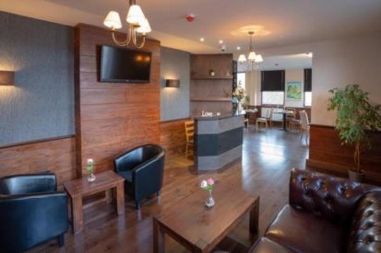 TV a/nebo společenská místnost v ubytování Eagle Hotel Luton Airport