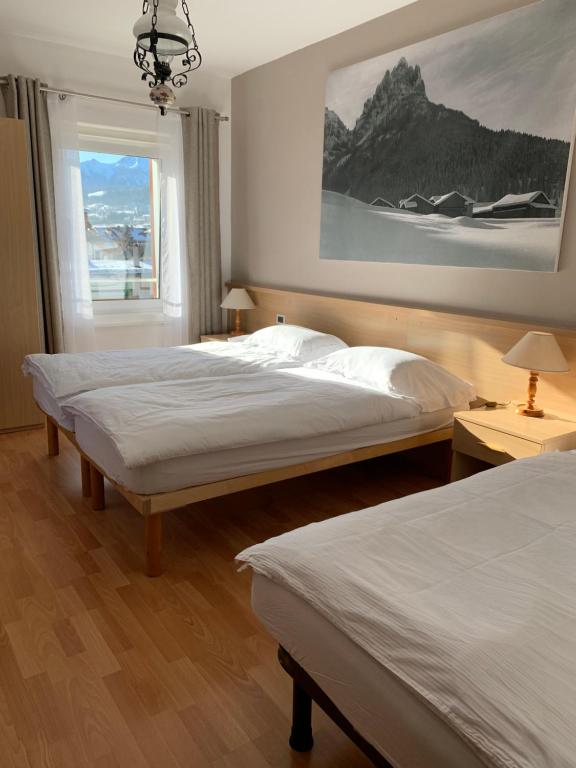 ポッツァ・ディ・ファッサにあるCasa "Rosa"のベッドルーム1室(ベッド2台、大きな窓付)