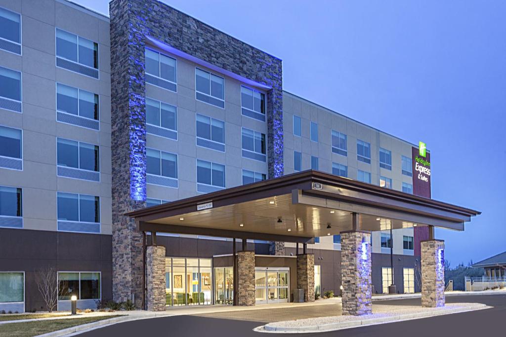 Holiday Inn Express & Suites - Hudson I-94, an IHG Hotel في هدسون: تقديم فندق بمبنى