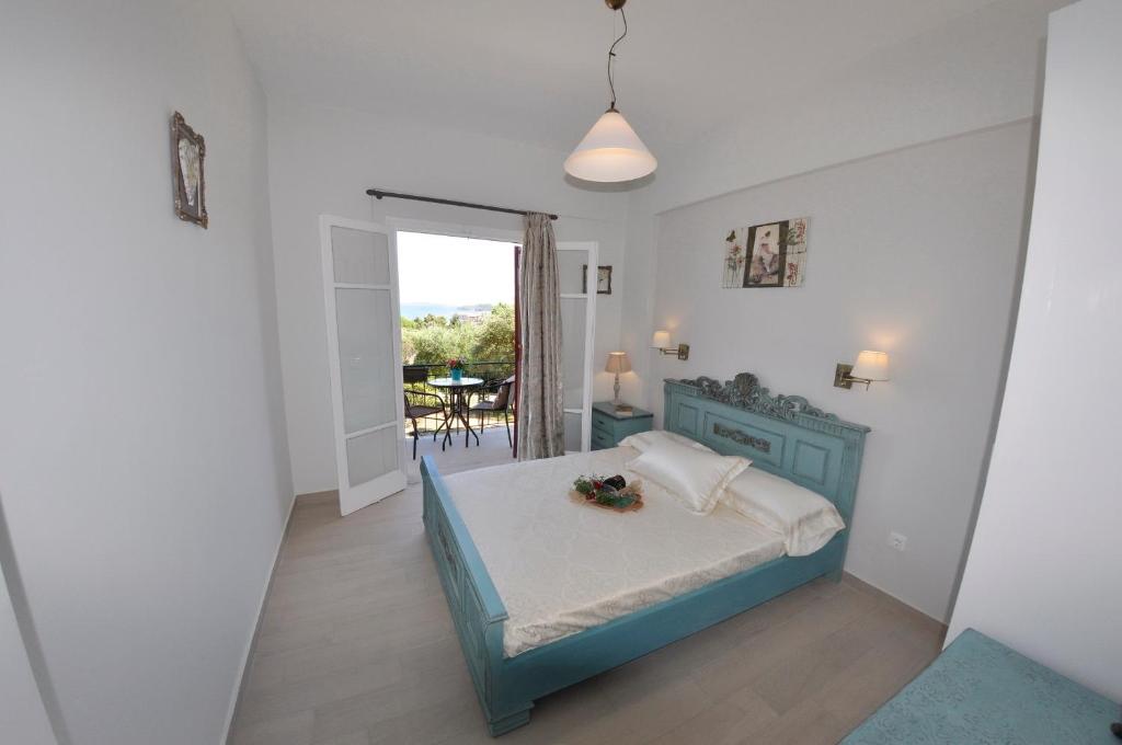 una camera con letto e tavolo con vista di Braziliana Apartments a Dassia