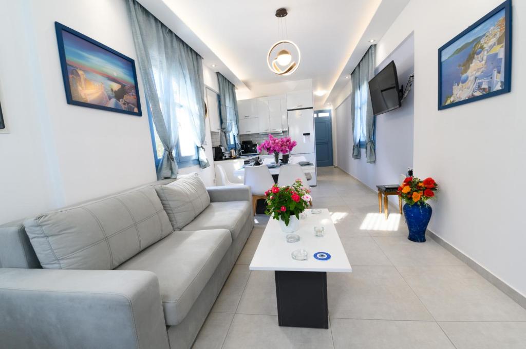 salon z kanapą i stołem w obiekcie Located by the sea one beachfront Private Captain Lazaros Pool Villa with loft in 750sqm spacious private plot-Jacuzzi-sunrelax-furnished terace-gazebo-private parking,sleep 3 adults and 2 children, just steps from the Black Beach-Seaview w mieście Perissa