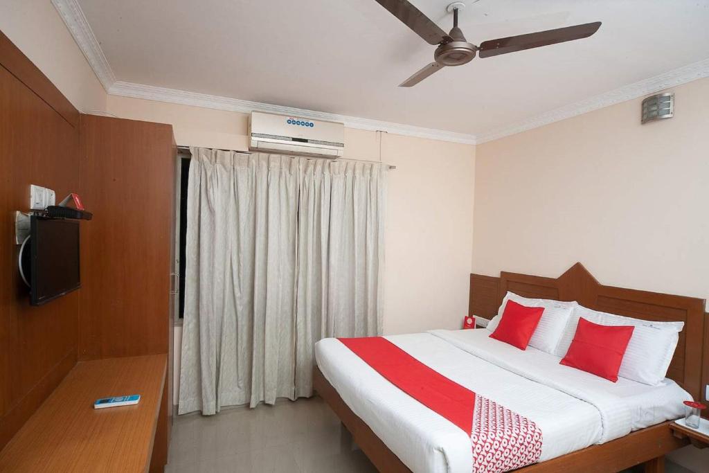 Postel nebo postele na pokoji v ubytování Silver Cloud Hotel Sholinganallur