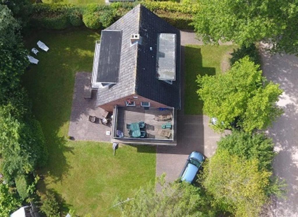 an overhead view of a house with a car in the yard at Meerblick in Nieblum