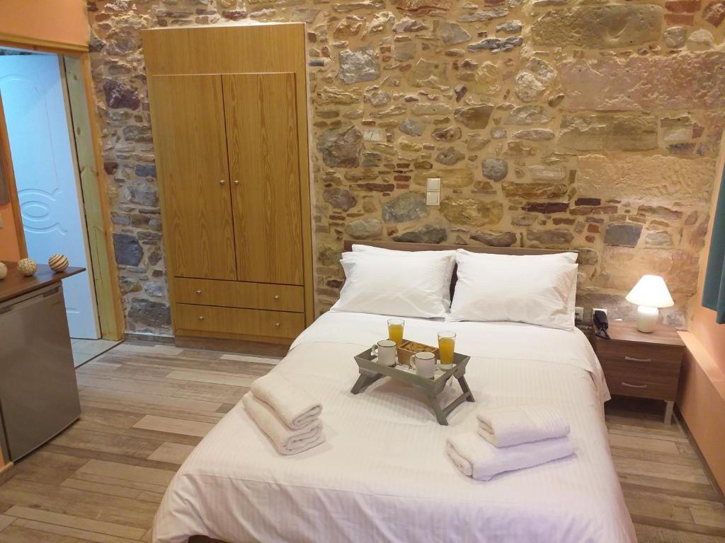 een slaapkamer met een groot bed en handdoeken bij CityZen Rooms Chios in Chios