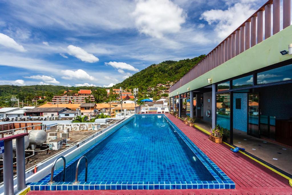 Bazén v ubytování 7Q Patong Beach Hotel nebo v jeho okolí