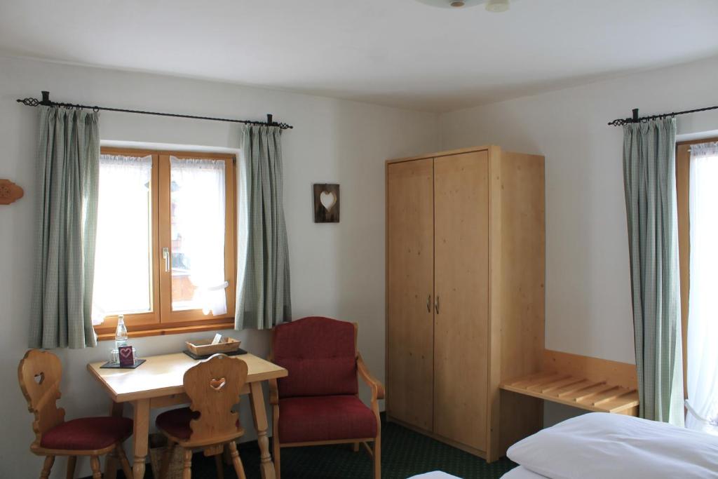 Postel nebo postele na pokoji v ubytování Frühstückspension Gästehaus Zum weissen Rössl