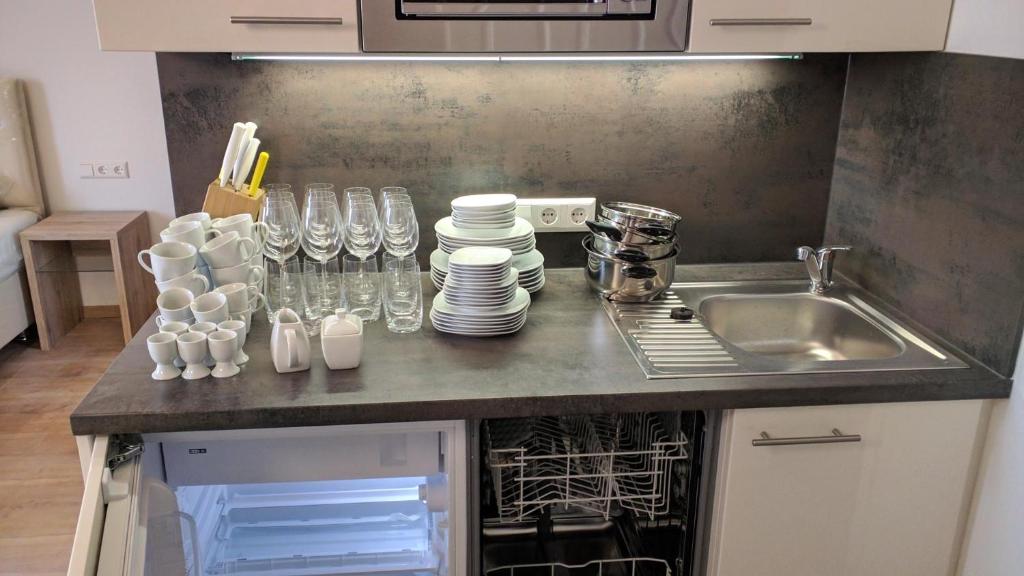 A kitchen or kitchenette at 211 Amsterdam, Studio Apartment, 30m2 1-4 Pers
