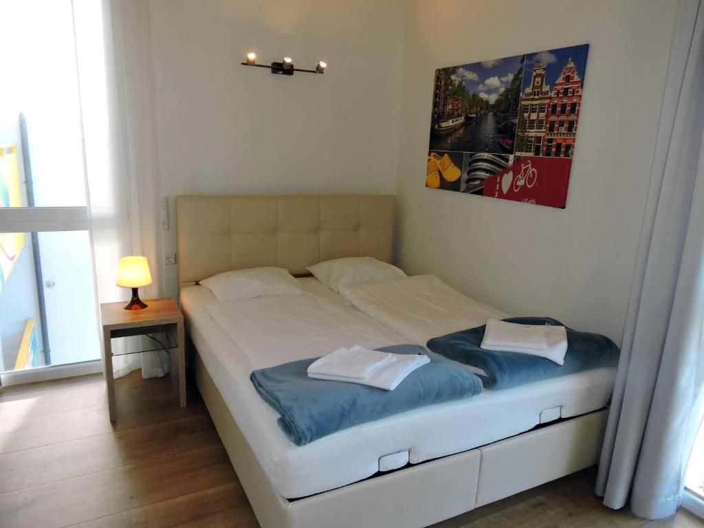 A bed or beds in a room at 211 Amsterdam, Studio Apartment, 30m2 1-4 Pers
