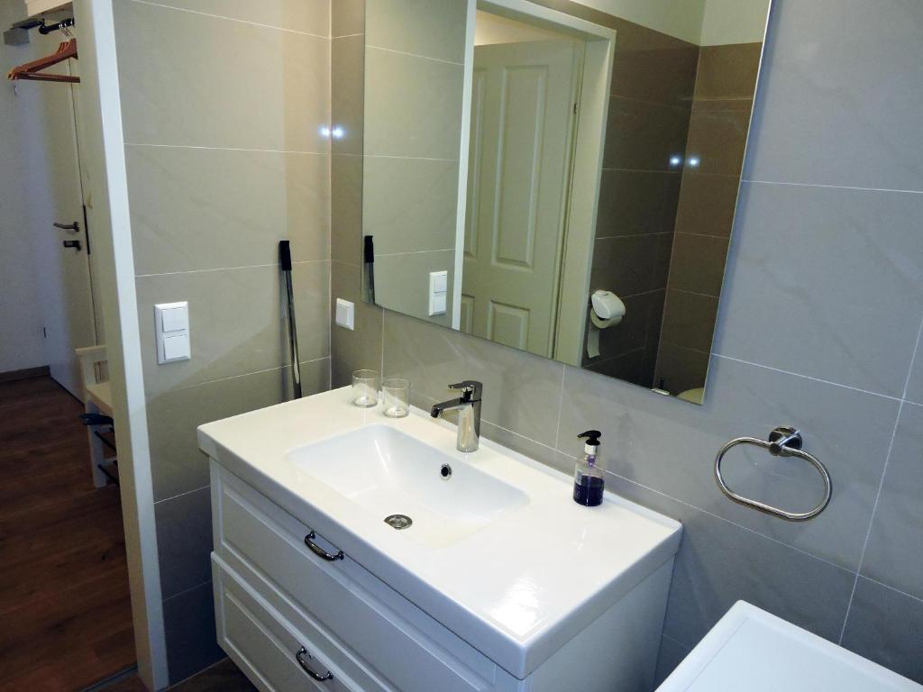 A bathroom at 211 Amsterdam, Studio Apartment, 30m2 1-4 Pers