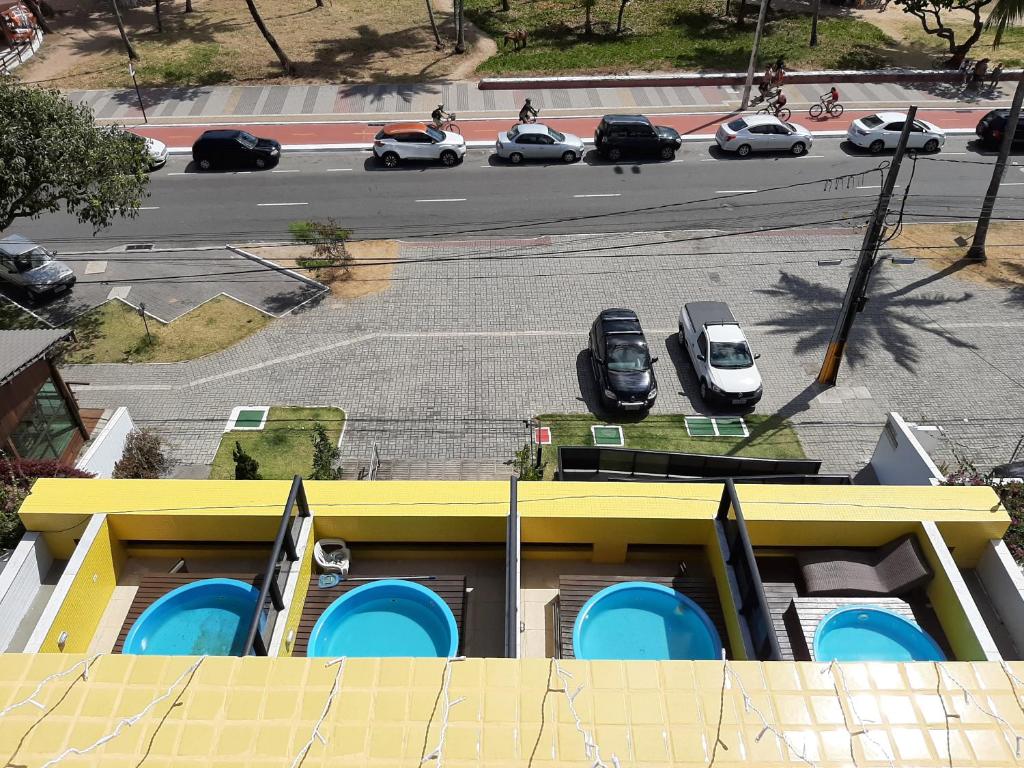 una vista aérea de un aparcamiento con coches aparcados en Flat Mar do Cabo Branco Residence, en João Pessoa