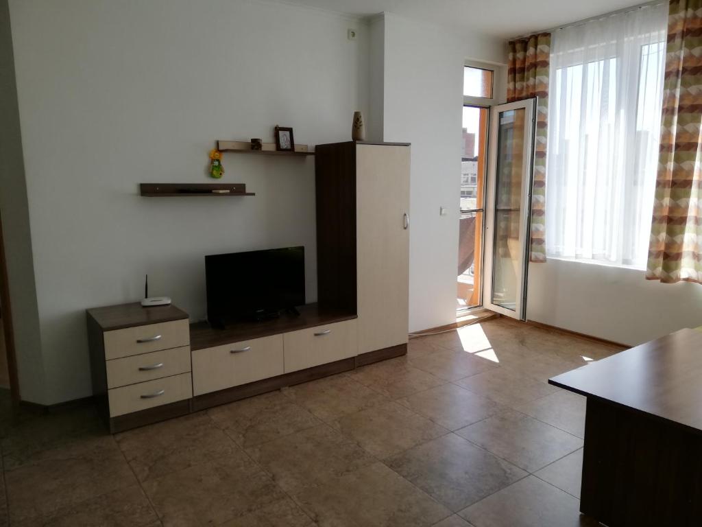 TV a/nebo společenská místnost v ubytování Apartamenti Zhelezovi