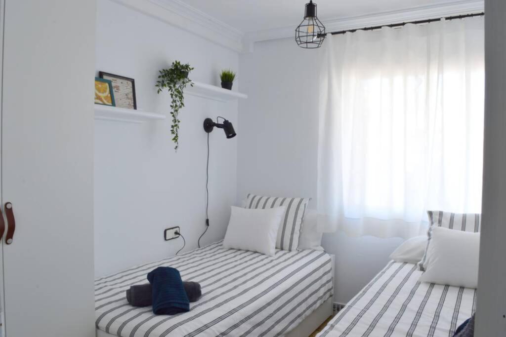 Posteľ alebo postele v izbe v ubytovaní Seafront apt Amazing terrace 2 double & 2 single bed