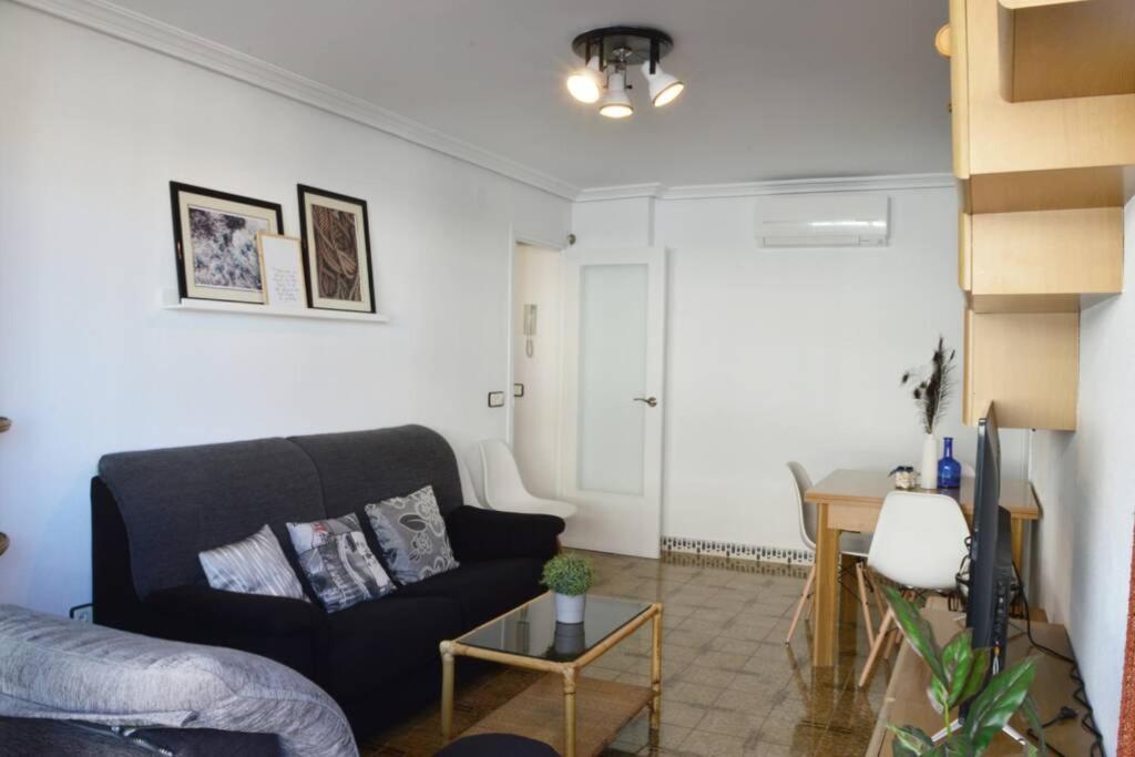 Posedenie v ubytovaní Seafront apt Amazing terrace 2 double & 2 single bed