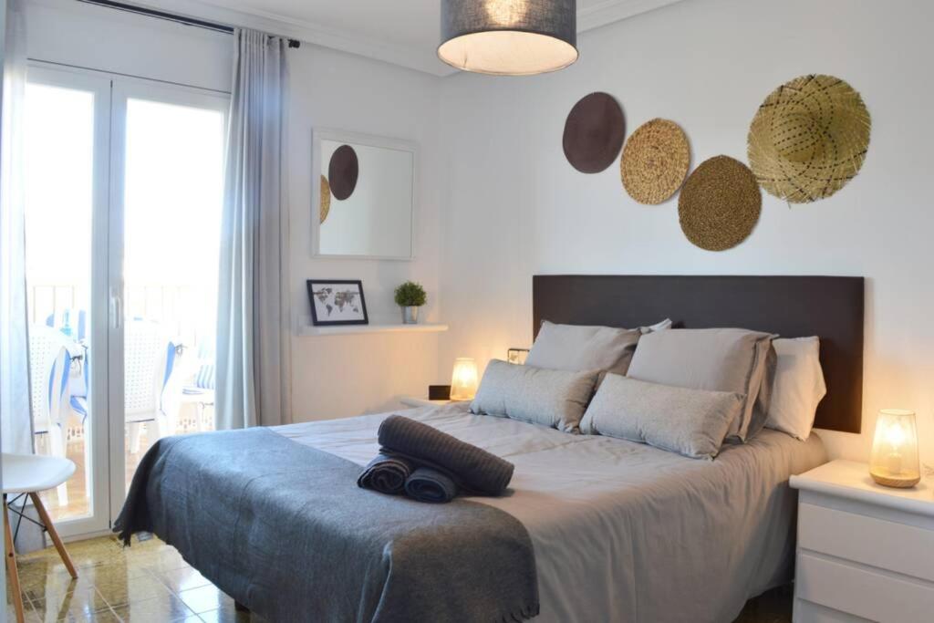 Posteľ alebo postele v izbe v ubytovaní Seafront apt Amazing terrace 2 double & 2 single bed
