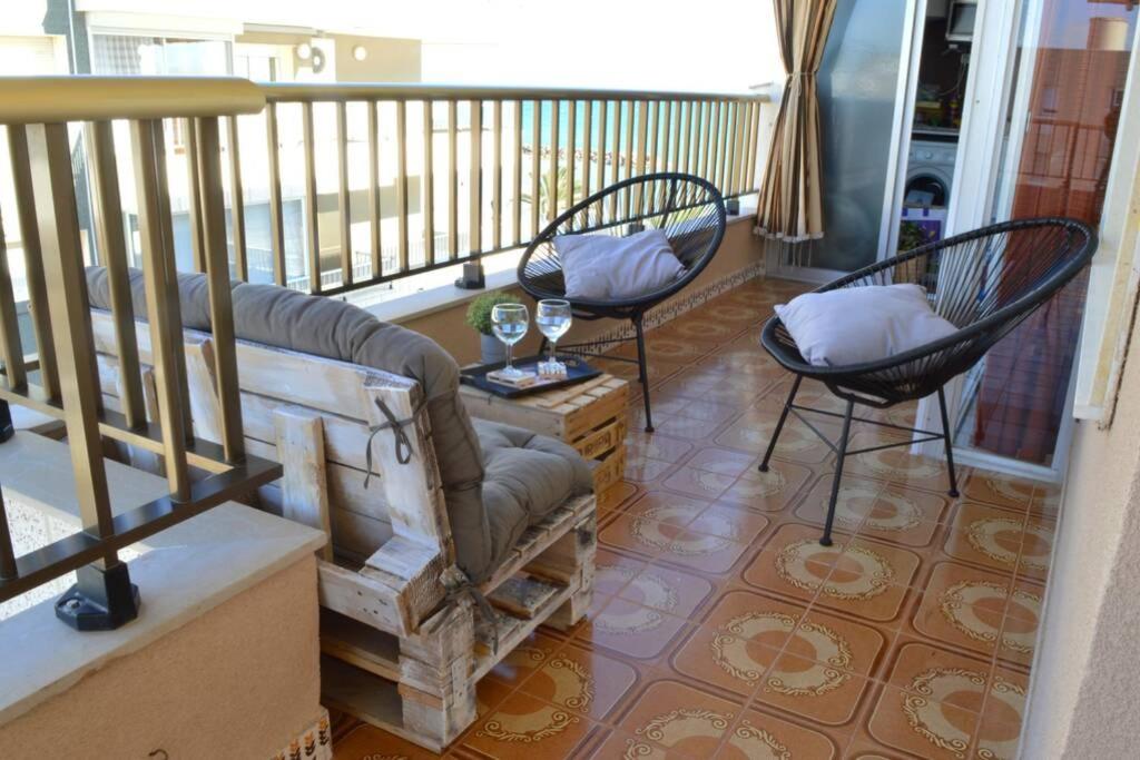 Posedenie v ubytovaní Seafront apt Amazing terrace 2 double & 2 single bed
