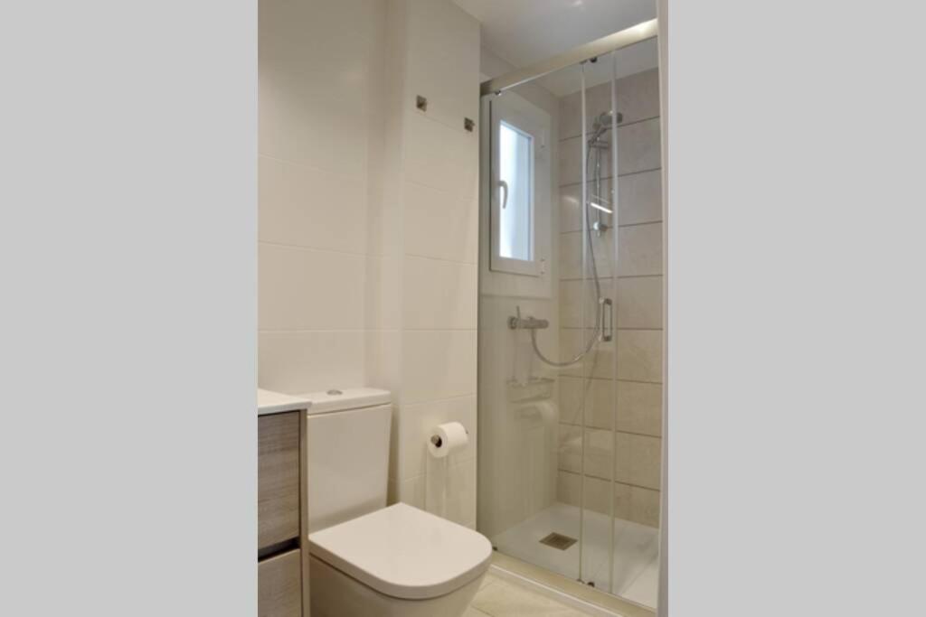 Kúpeľňa v ubytovaní Seafront apt Amazing terrace 2 double & 2 single bed