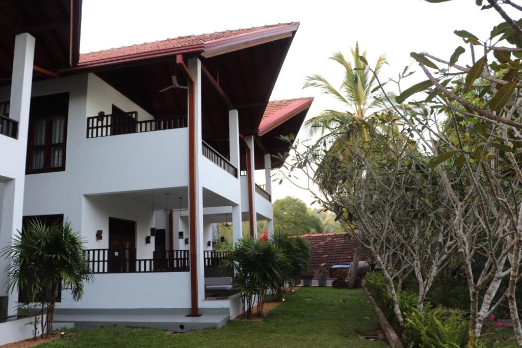 a view of the front of the house at Goyambokka Guesthouse in Tangalle