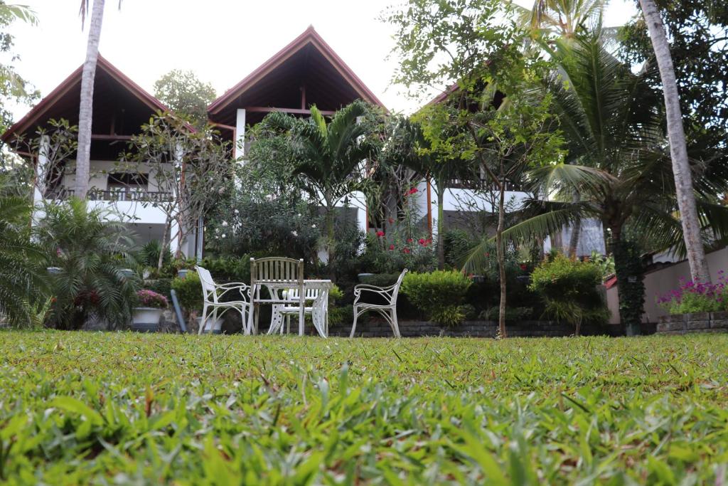 a table and chairs in front of a house at Goyambokka Guesthouse in Tangalle