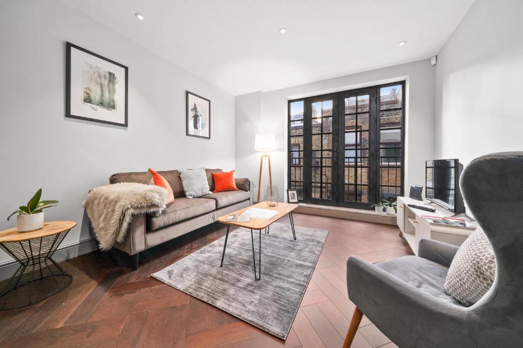 2 Bed Lux Apartments near Central London FREE WIFI by City Stay Aparts London في لندن: غرفة معيشة مع أريكة وطاولة