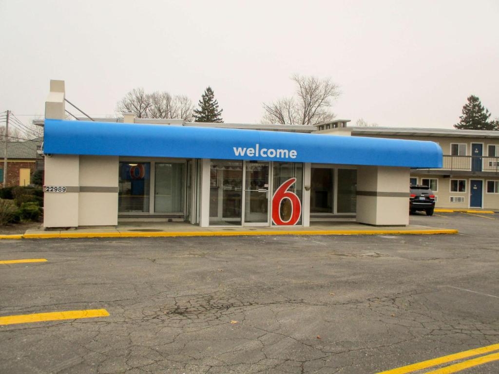 北奧姆斯特德的住宿－Motel 6-North Olmsted, OH - Cleveland，停车场里标有标志的商场