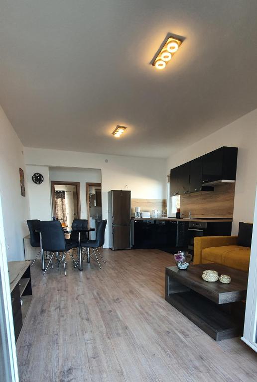 Kuchyň nebo kuchyňský kout v ubytování Crni apartman