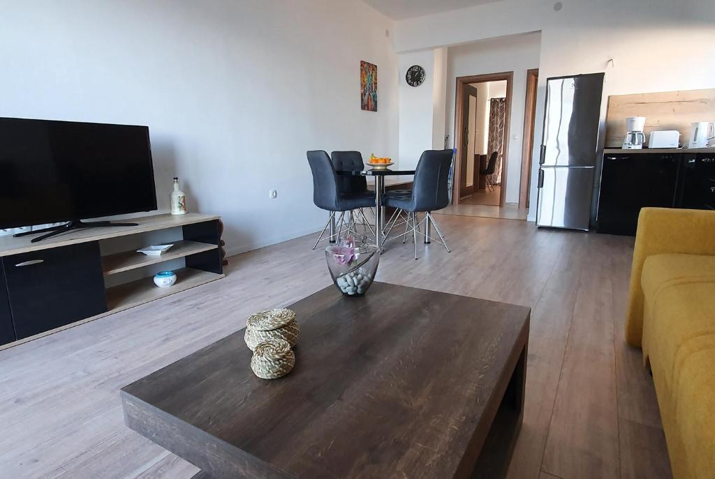 TV a/nebo společenská místnost v ubytování Crni apartman
