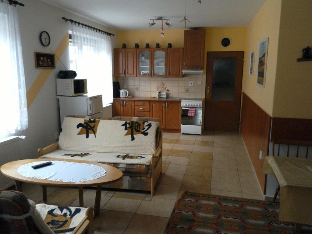 salon z kanapą i stołem w obiekcie Apartmány pod Suchým Vrchem w mieście Orličky