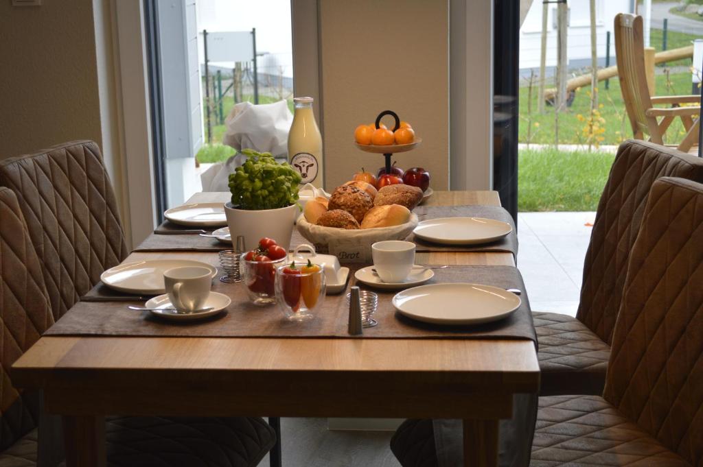 una mesa de madera con un plato de comida. en Ferienwohnung MeerZeitPerle en Glowe
