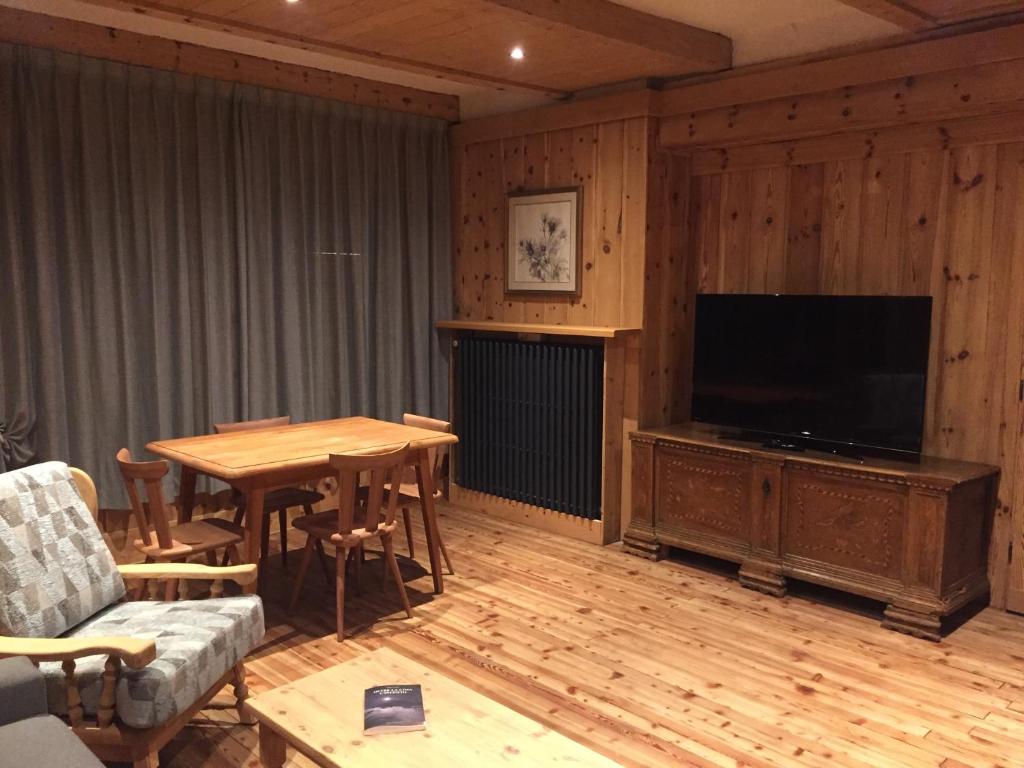 A television and/or entertainment centre at Appartamenti De Betta