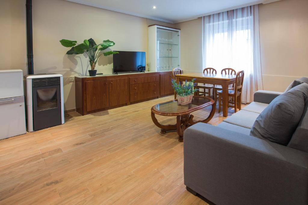 sala de estar con sofá y mesa en Apartamentos turisticos Avila Villa Carmen III, en Ávila