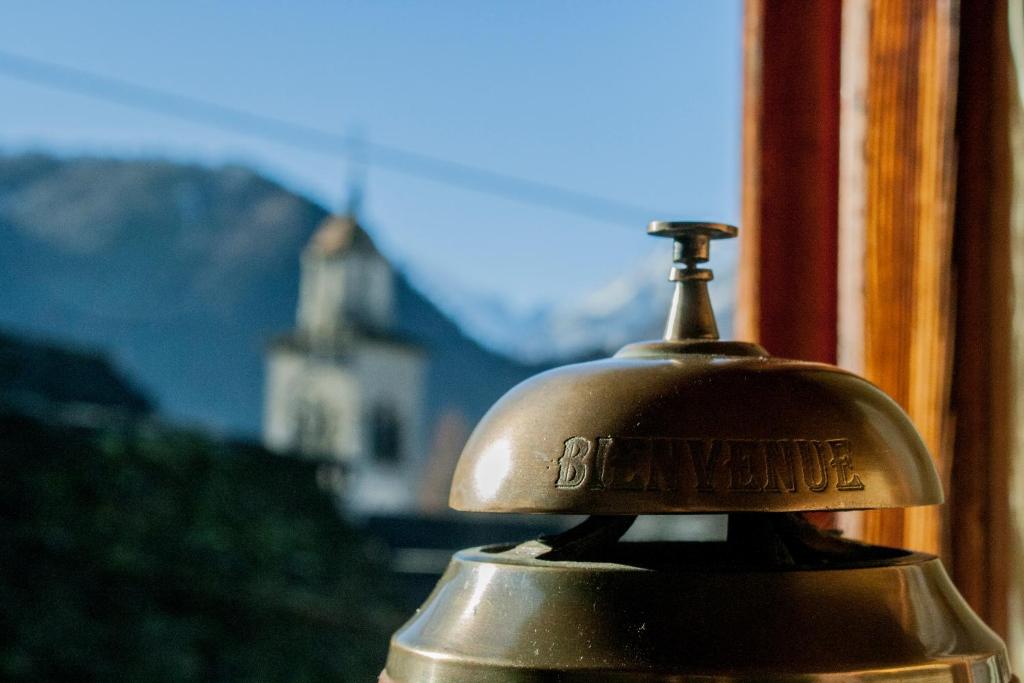 a bell with the word adventure written on it at B&B Casa Quaroni in Anzino