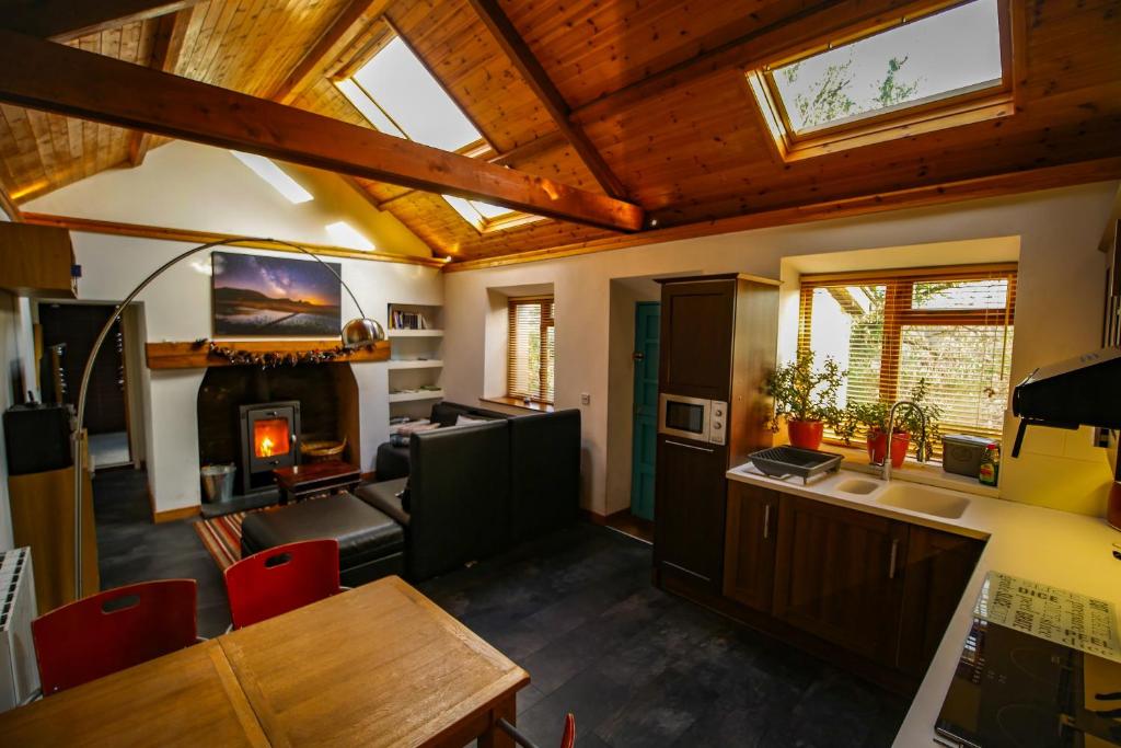 ein Wohnzimmer mit einem Tisch und einem Kamin in der Unterkunft Beili Glas Cottage in Pontardawe