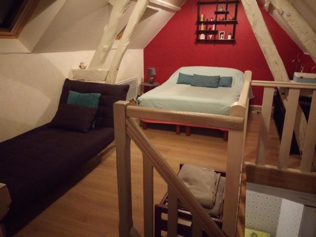 1 dormitorio con 1 cama y 1 sofá en una habitación en Chez Sylvie et claude, en Milly-sur-Thérain