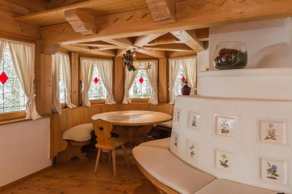 a dining room in a tiny house with a table and chairs at Das Kitz - deLuxe Chalet Valerie in Reith bei Kitzbühel