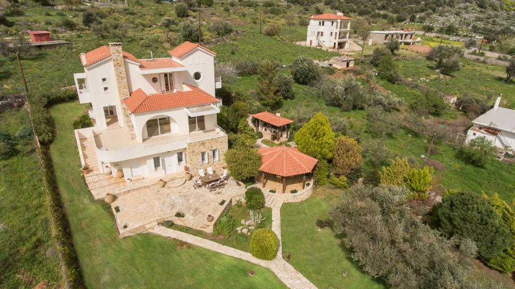 een uitzicht op een groot huis met bij Sapphire Villa in Áyios Dhimítrios