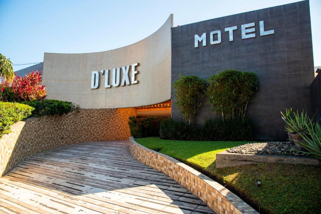 een hotel met een bord waarop dumitsch staat bij DLUXE Auto Hotel ADULTS ONLY in Veracruz