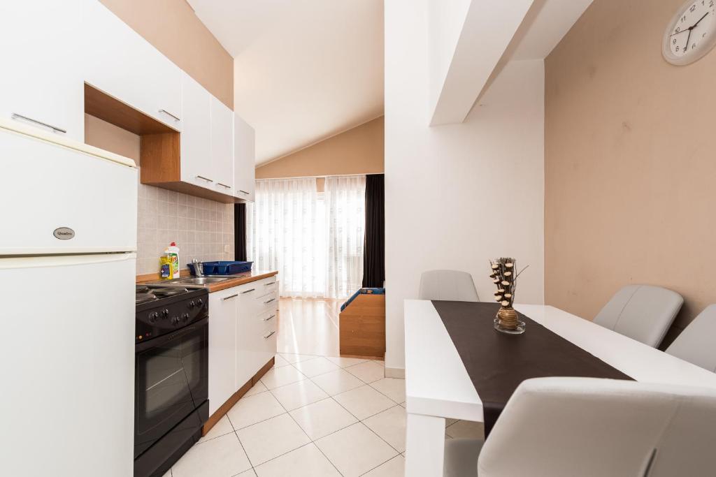Kuchyňa alebo kuchynka v ubytovaní Apartments Danijela 1