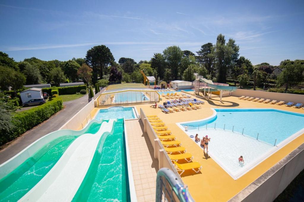 une grande piscine avec un parc aquatique dans l'établissement Camping De La Plage Bénodet - 400 mètres de La Plage, à Bénodet