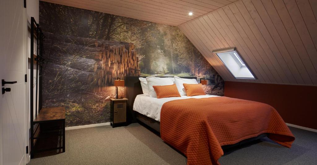 een slaapkamer met een groot bed en een schilderij aan de muur bij B&B Bavelse Hoeve in Bavel