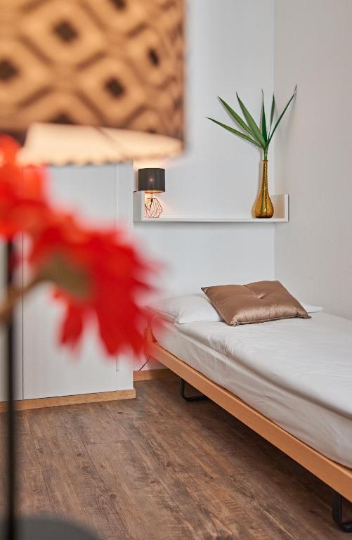 Uma cama ou camas num quarto em Saint Georges Hotel