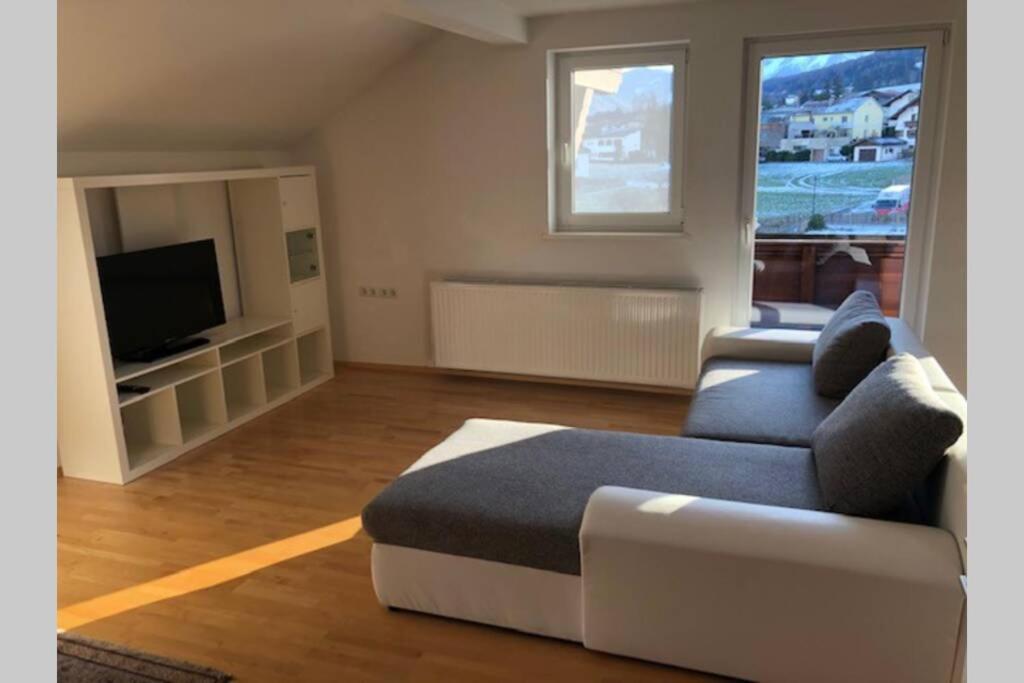 sala de estar con sofá y TV en Haus Altenburg en Innsbruck