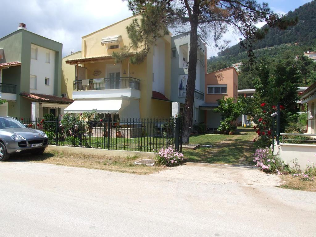 un coche aparcado frente a una casa en House by the sea en Chrysi Ammoudia