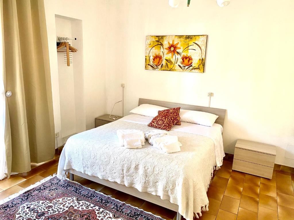 1 dormitorio con 1 cama con 2 toallas en Girasole, en Celano