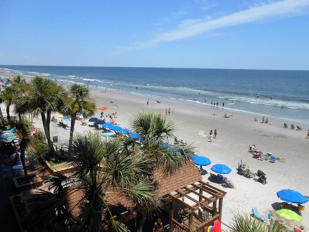 uma vista para uma praia com pessoas e guarda-sóis em 0309 Waters Edge Resort condo em Myrtle Beach