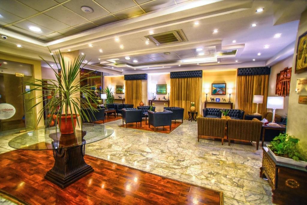 una hall con sala d'attesa con tavolo e sedie di La Maison Hotel a Wadi Musa