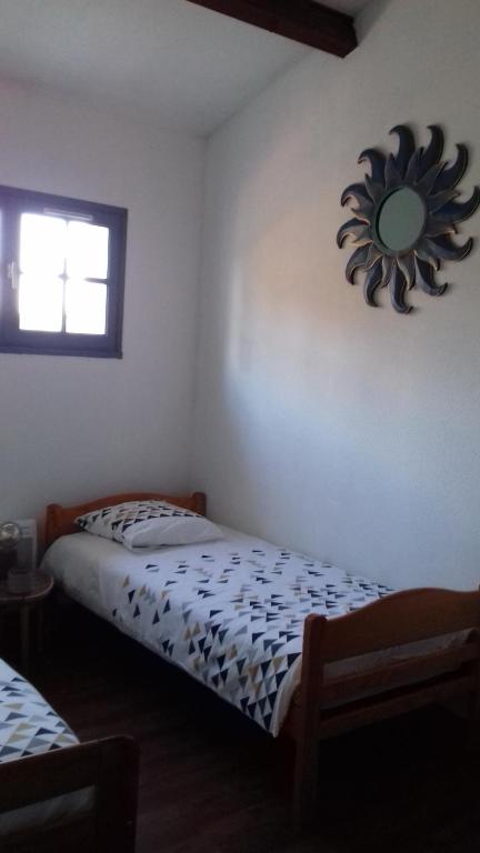 Postel nebo postele na pokoji v ubytování 2 chambres lit140 et 2lits 90 dans villa10mn ligue de foot 13mn clinique l union 18mn golf Palmola