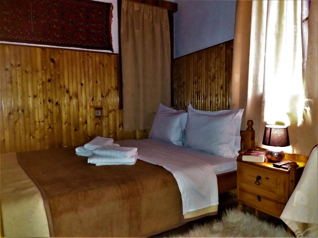 Postel nebo postele na pokoji v ubytování Hotel Acropolis Metsovo