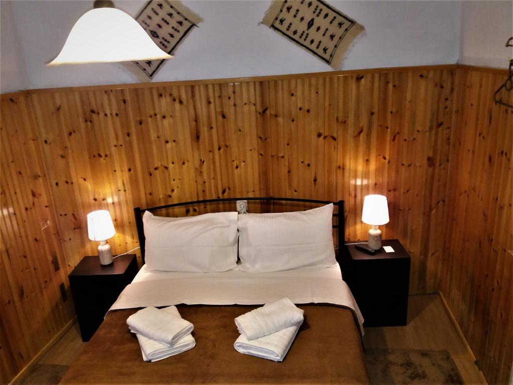Postel nebo postele na pokoji v ubytování Hotel Acropolis Metsovo