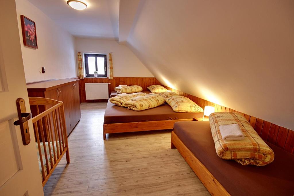 Postel nebo postele na pokoji v ubytování Chalupa Chlum Jiřík